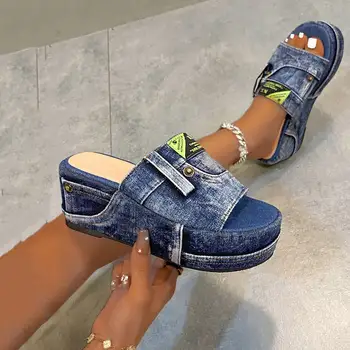 Модерен летен деним клин слайд сандали жени писмо кръпка декор щракам бутон клин сандали