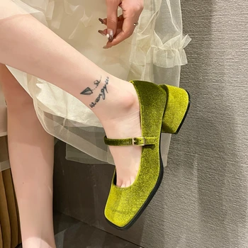 Обувки Женско златно кадифе 2023 Нов квадратен пръст колеж стил случайни помпи мода плитки катарама обувки момичета